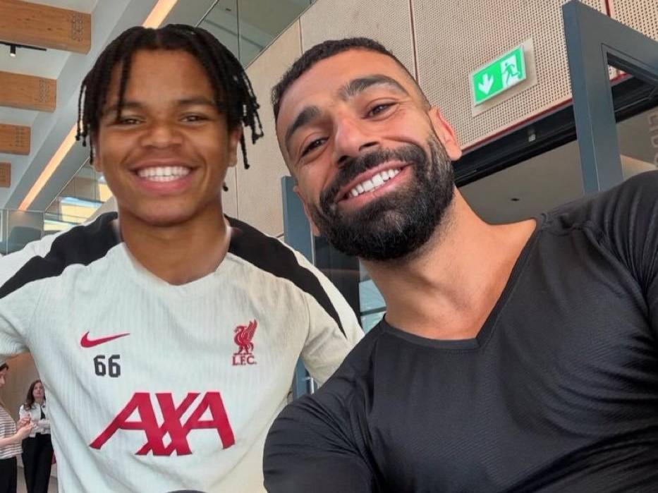 利物浦16岁小将走红,萨拉赫劝其保持谦逊,远离社交媒体