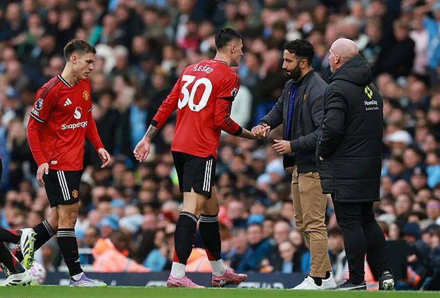 曼联0-3曼城弗爵看了都愁眉!阿莫林拒绝改变战术,回应下课前景