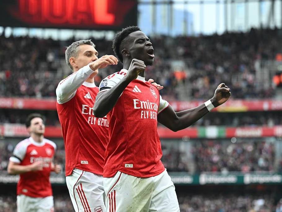 阿森纳登顶积分榜,阵容深度令人羡慕,利物浦夏窗调整未达预期